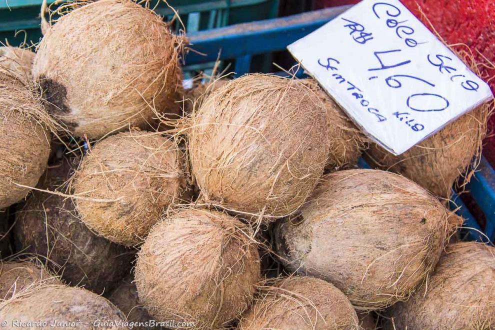 Imagem de coco secos vendidos nas barracas no Largo da Concórdia.